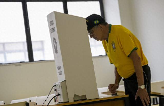 表面认怂实则暗下黑手，政敌突然转换打法，铁了心要取消卢拉资格