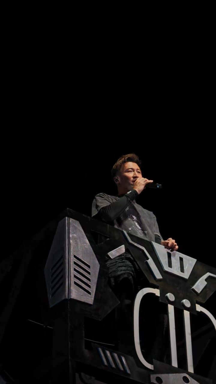 谢霆锋竟然点歌了 他站在台上唱《点歌》，像在说：不用你开口，我懂你想听什么。全场