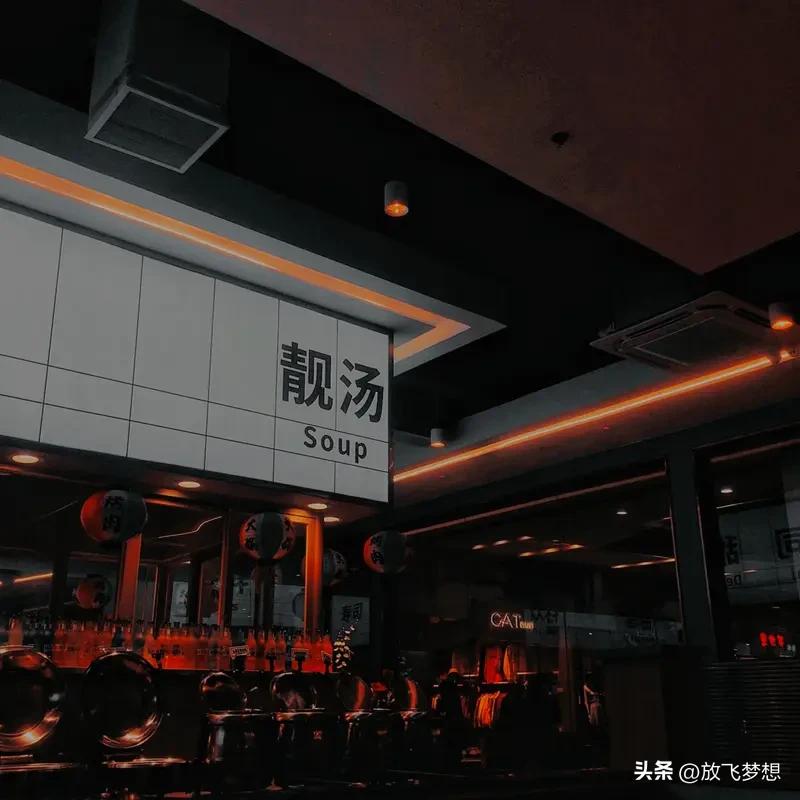 男人讨厌毒鸡汤，缘由其实很简单。不少毒鸡汤鼓吹“男人负责赚钱养家，女人负责貌美如