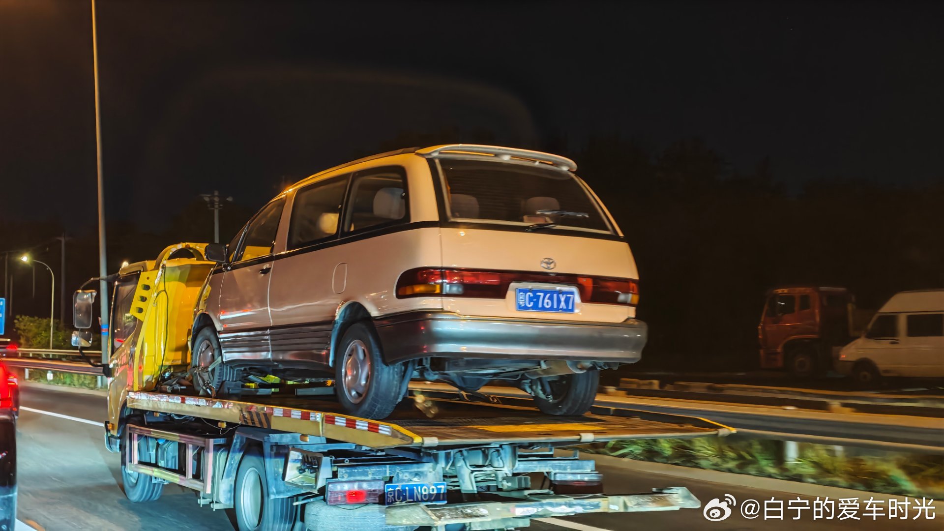 这是哪位藏家的大宝贝啊？在北京玩这个可不容易，90年代的车很难办进京证。 ​​​