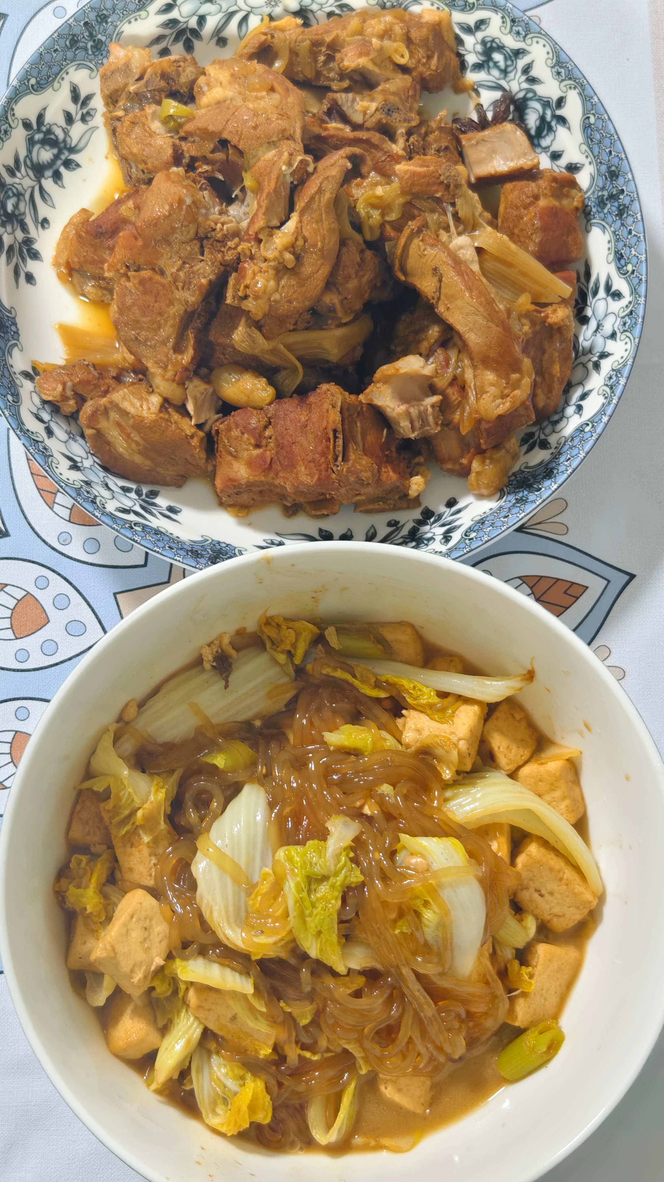 晚上做的酱大骨和肉汤白菜粉条，我这一天可忙了… 
