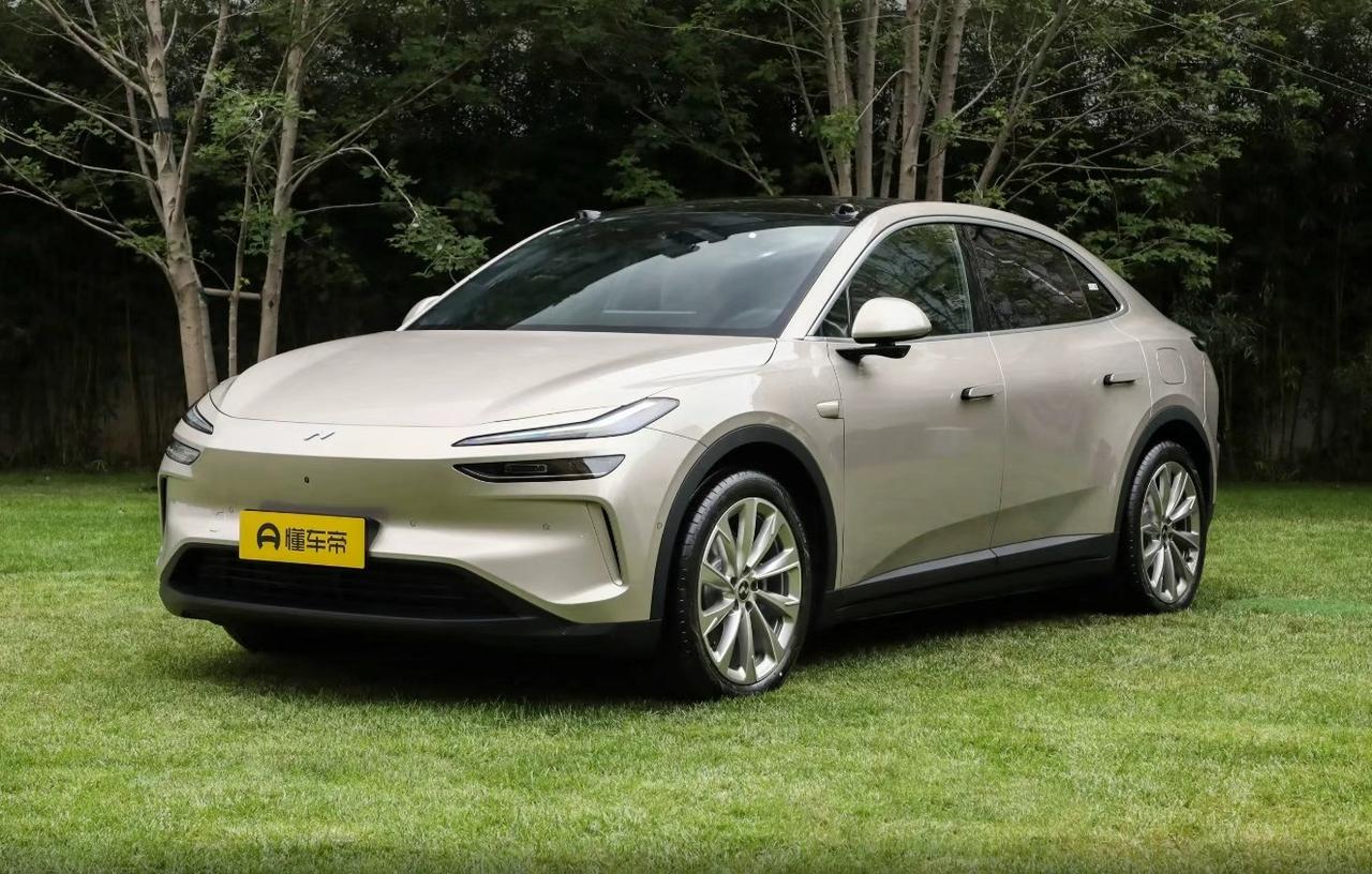 上周在小区停车场，邻居老王问我"你这新车得二十几万吧？"，我笑而不语——这台二手