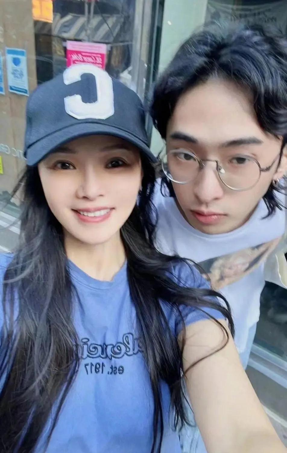 其实很多时候，大家对恩利的反感来自于伊能静。
恩利很早之前就有女装的照片了。也没