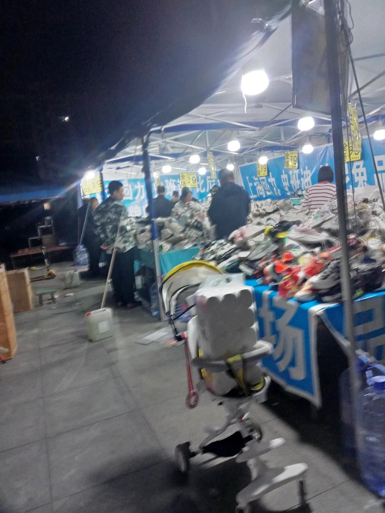 我发现了一个商机，公园里有一个卖鞋子的，全场39块，卖的是品牌断码鞋子，质量还挺