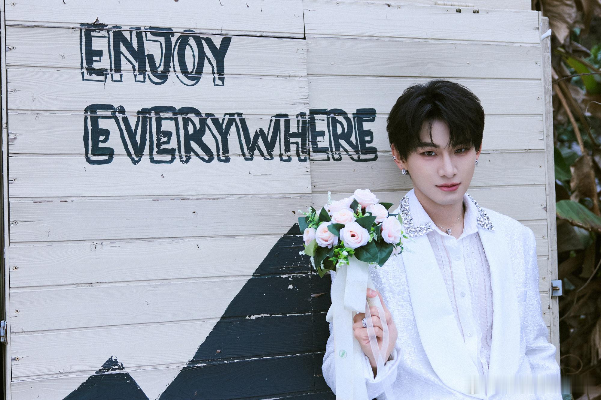 我家那小子姚琛与黄誉博挑战冬泳姚琛是真的慷慨，换衣服都不带躲的。腹肌线条太绝了，