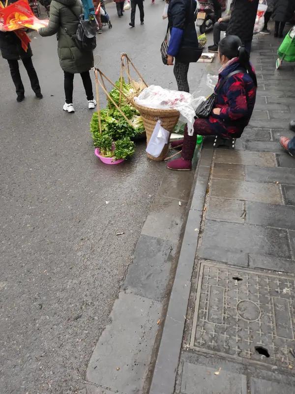 我偶尔会买路边农村大妈卖的菜。不过现在很多年轻人更愿意去超市，毕竟超市明码标价，