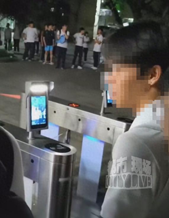广西梧州一中学老师因阻止寄宿学生离校发生争执，老师大喊：“开车撞死你”；当地教育