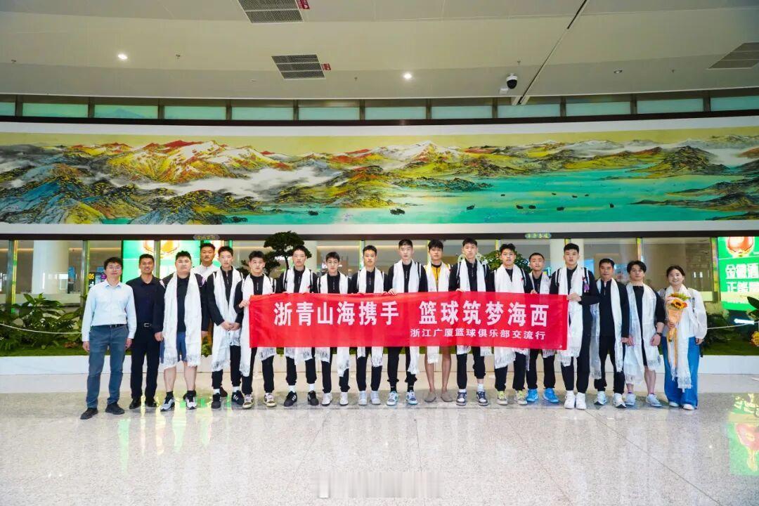 cba 以球会友！休赛期除了夏训，也看到不少球队前往很多地方，用篮球传播梦想与爱
