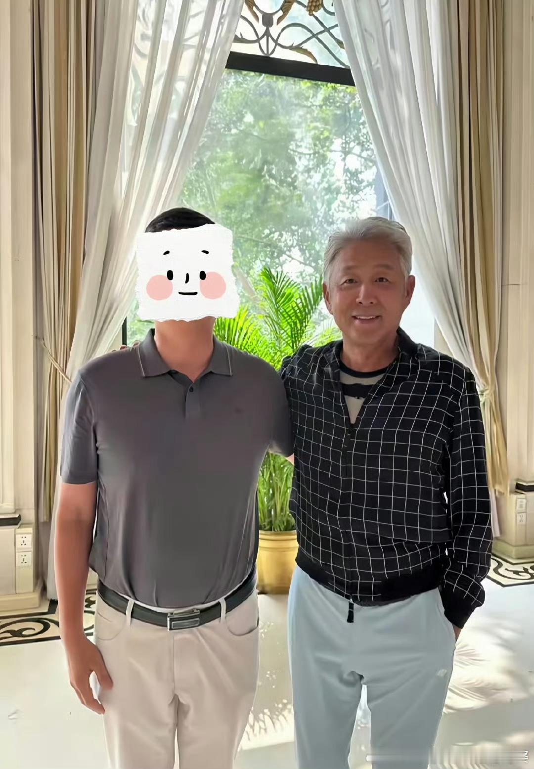 陈道明头发全白了从小帅到老帅……我爸爸头发也是这样，全白了，但还比较稠密，收拾得