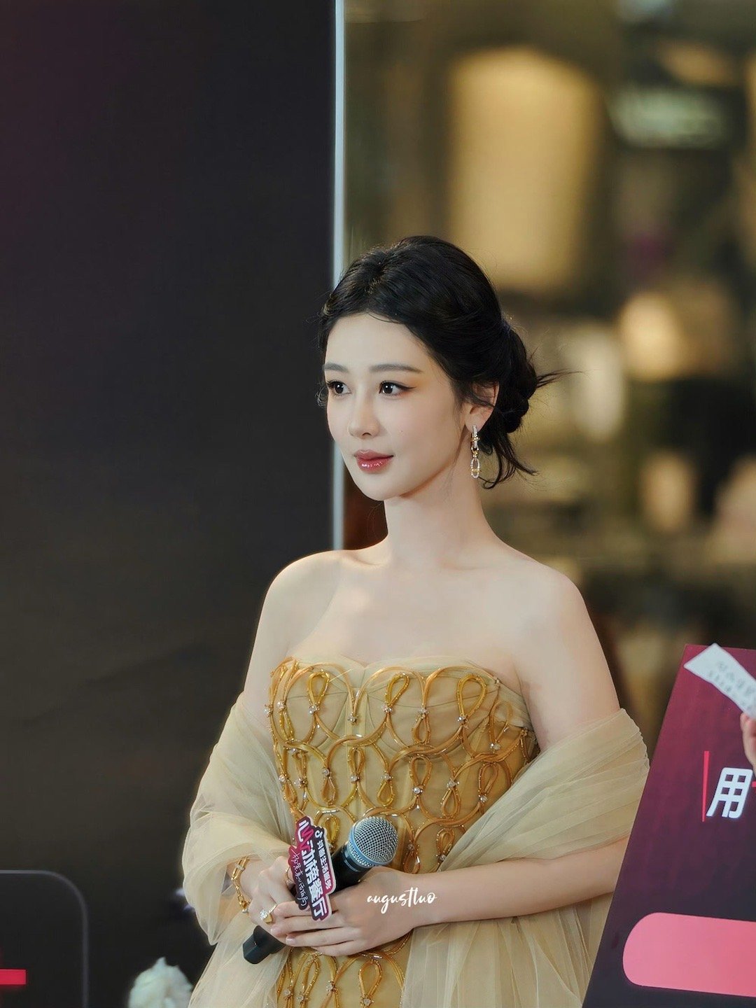 杨紫玉兰花开君再来 💜杨紫董竹君 我要你无灾无难，无我不欢。想你不知所依，爱你