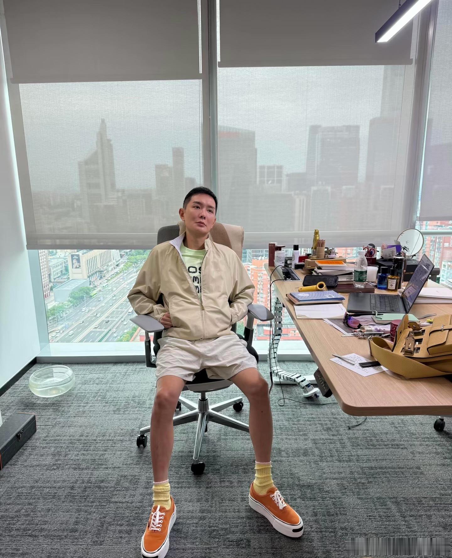 刘冲回应luke原型刘冲在个人微博直接回应“我不是只穿阔肩西装的”。说真的，这届