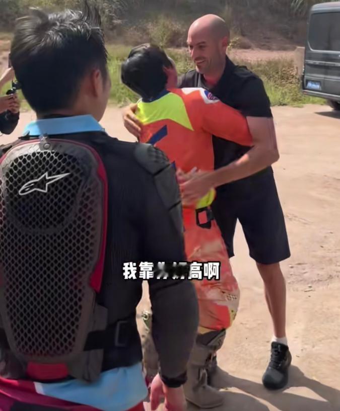 名场面扎堆！德比斯重庆之行看点满满，见面张雪一句 “我靠你好高啊” 出圈
 备受
