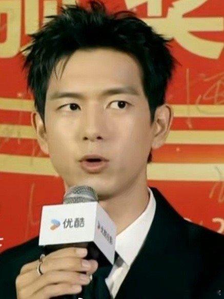 #飞天奖红毯# 内娱现役第一小生颜担，李现长成这样子、怪不得杨紫要二搭[并不简单