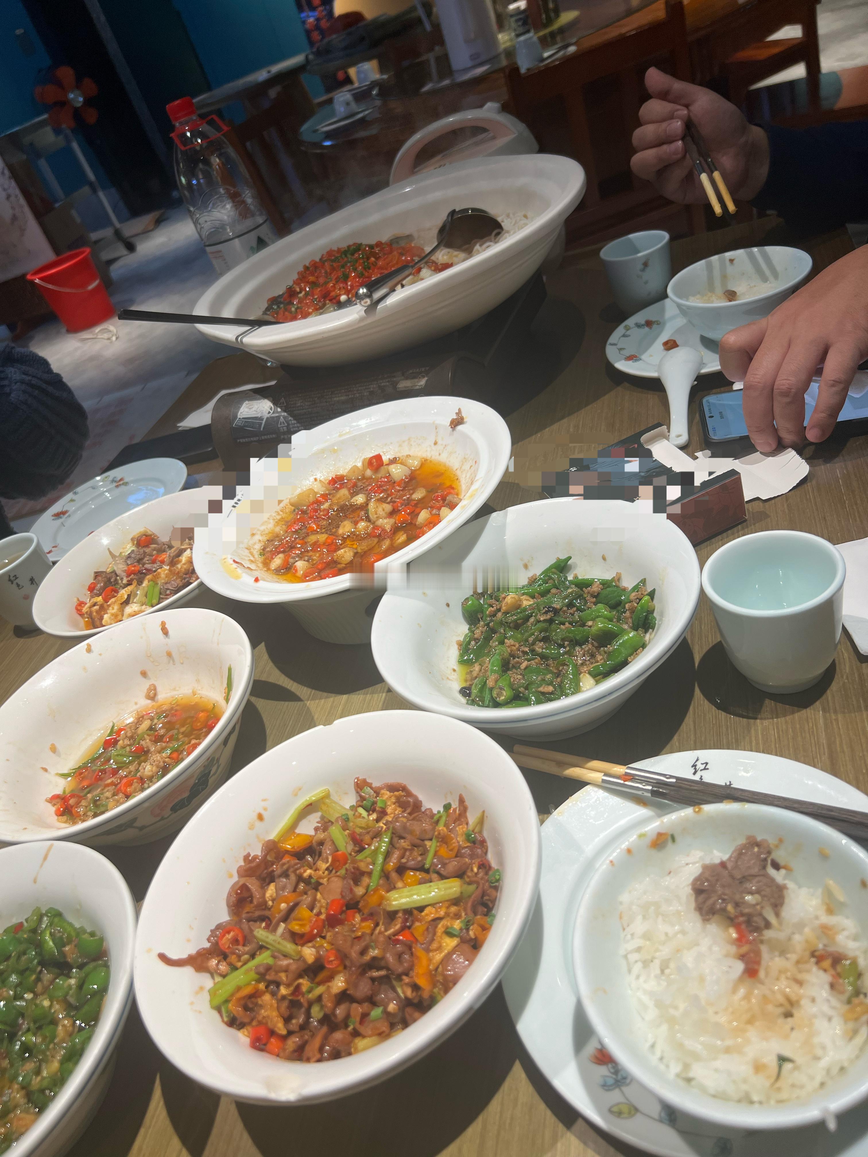 朋友说赚钱了，非要请我吃饭；3个人点了7个菜…[doge] 