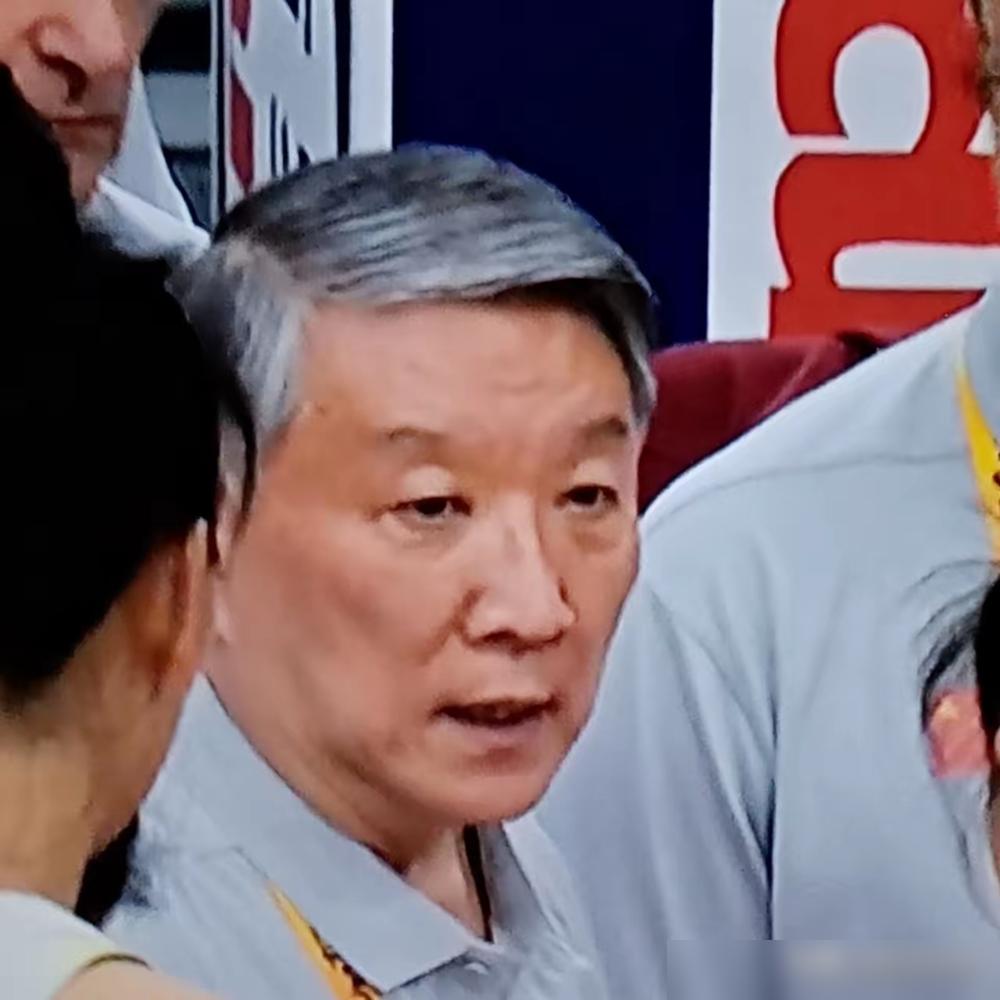 昨晚跟苏群撸串，他把烤串签子戳进塑料盘：三个名帅全毁在“固执”俩字！
 
你翻奥