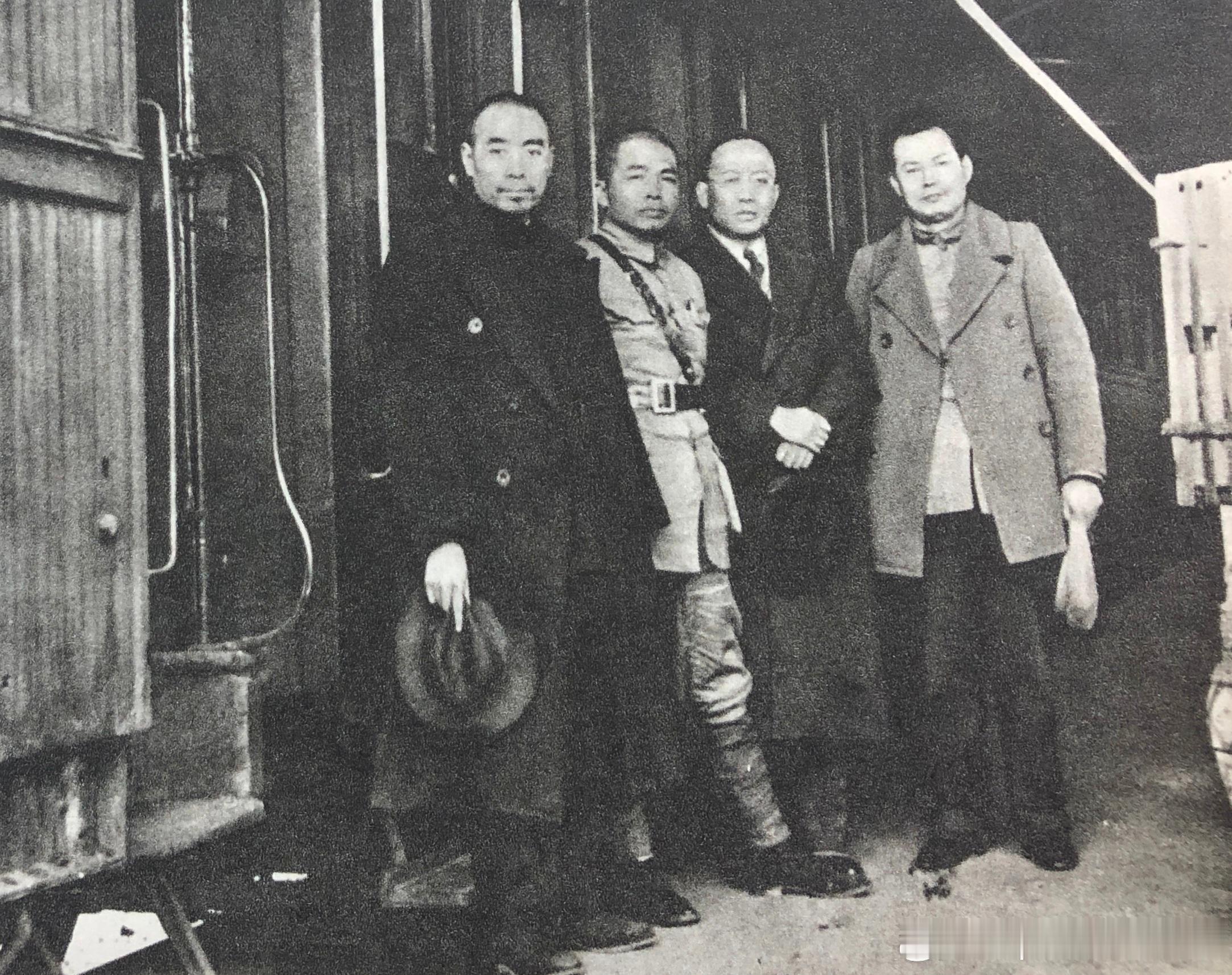 1938年1月第十八集团军副总指挥彭德怀来到武汉，周恩来、叶剑英、郭沫若到车站欢