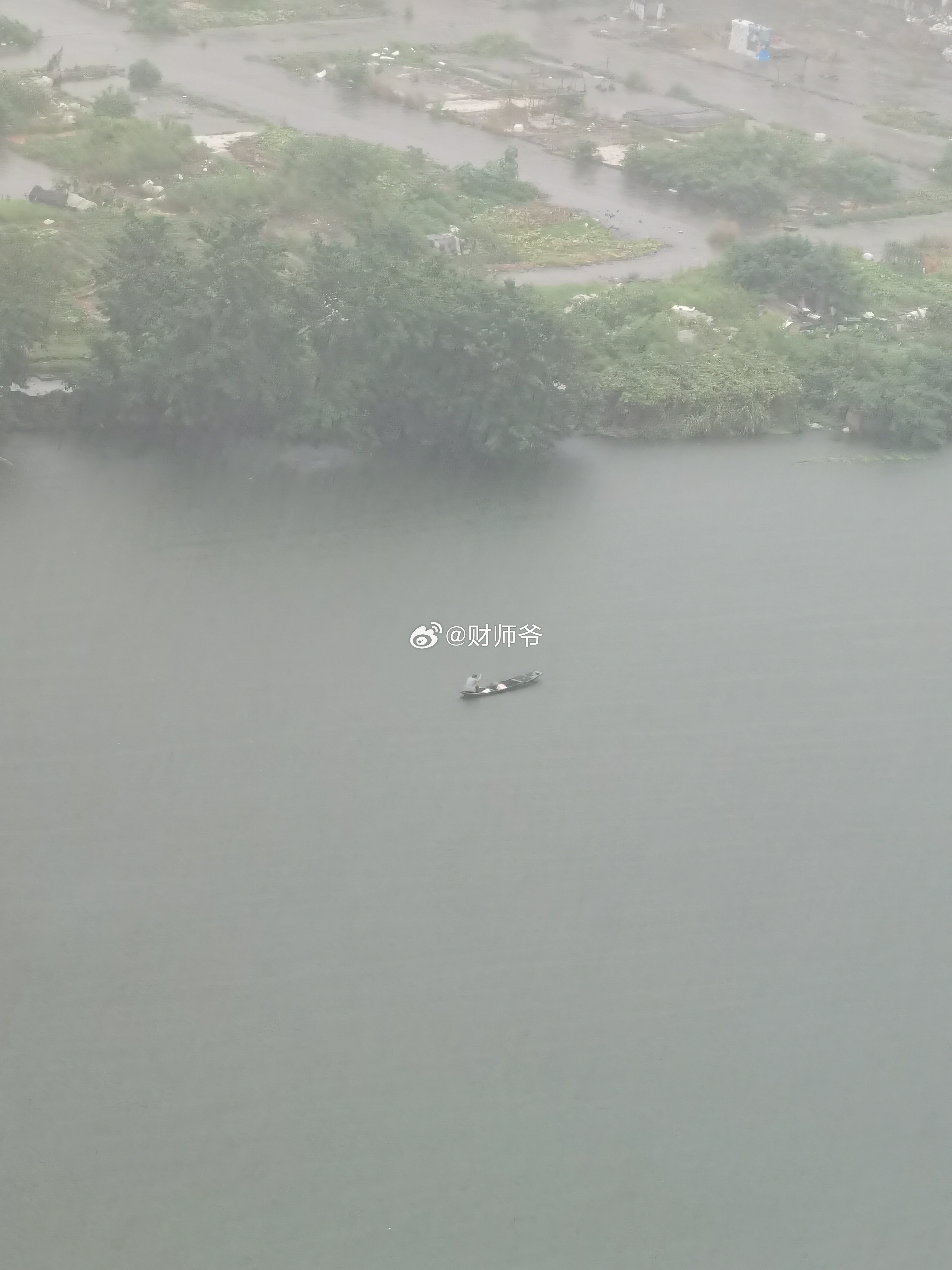 大雨滂沱，抲鱼佬淋湿了。  ​​​
