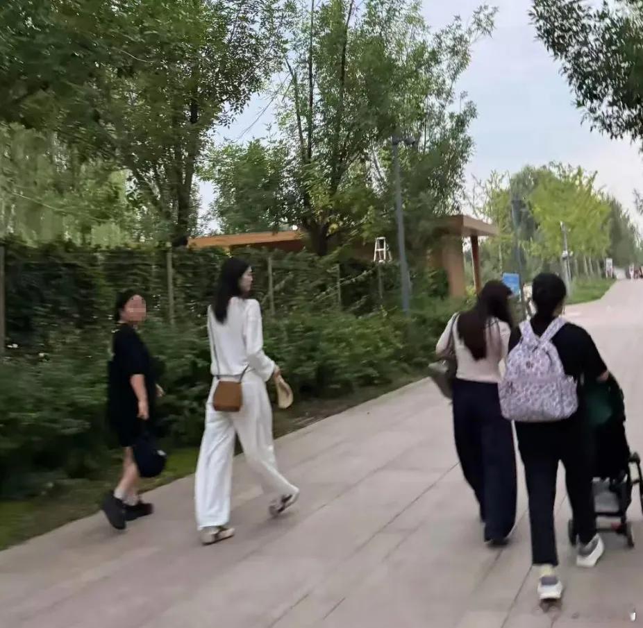 何穗又带着儿子小win在北京逛公园了，而这次与母子俩一同出门的还有何穗闺蜜以及两