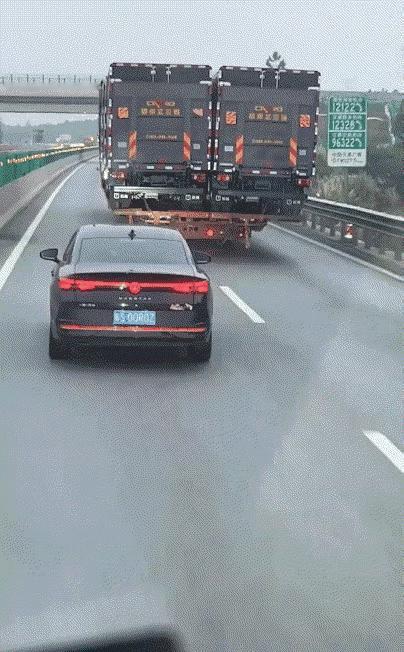 总感觉哪里不合适，到底是车宽还是路窄呢？在后面就得一直跟着吗？🤔