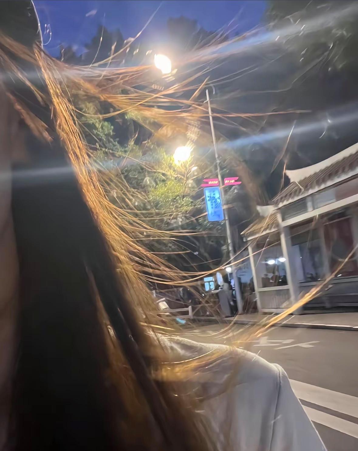 夜晚走在路上突然发现自己的头发已经干了