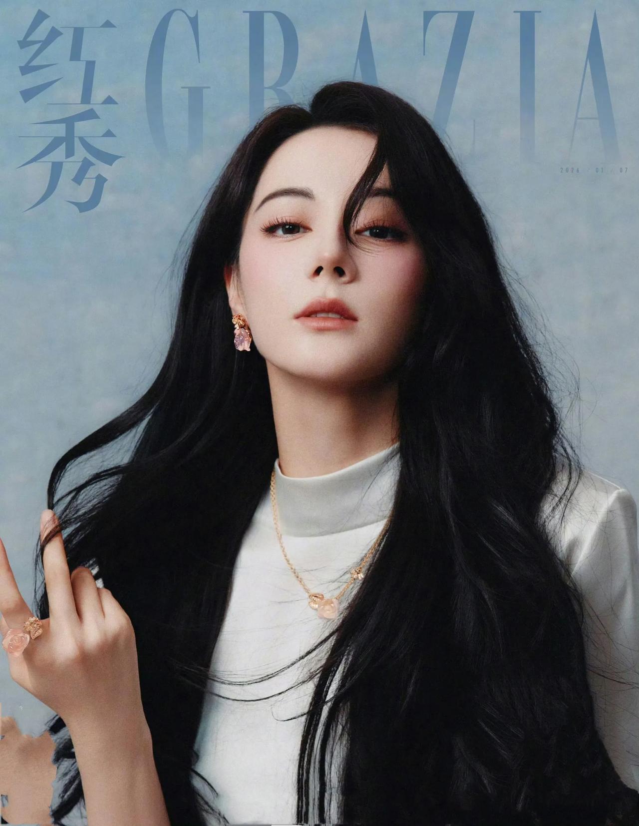 迪丽热巴《红秀》油画公主！
迪丽热巴以“油画公主”主题惊艳亮相《红秀GRAZIA