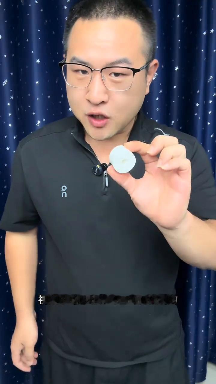 江湖高手吐十米蜘蛛丝，现场观众都看呆了。
注意看，一名男子嘴巴竟然可以吐出十几米