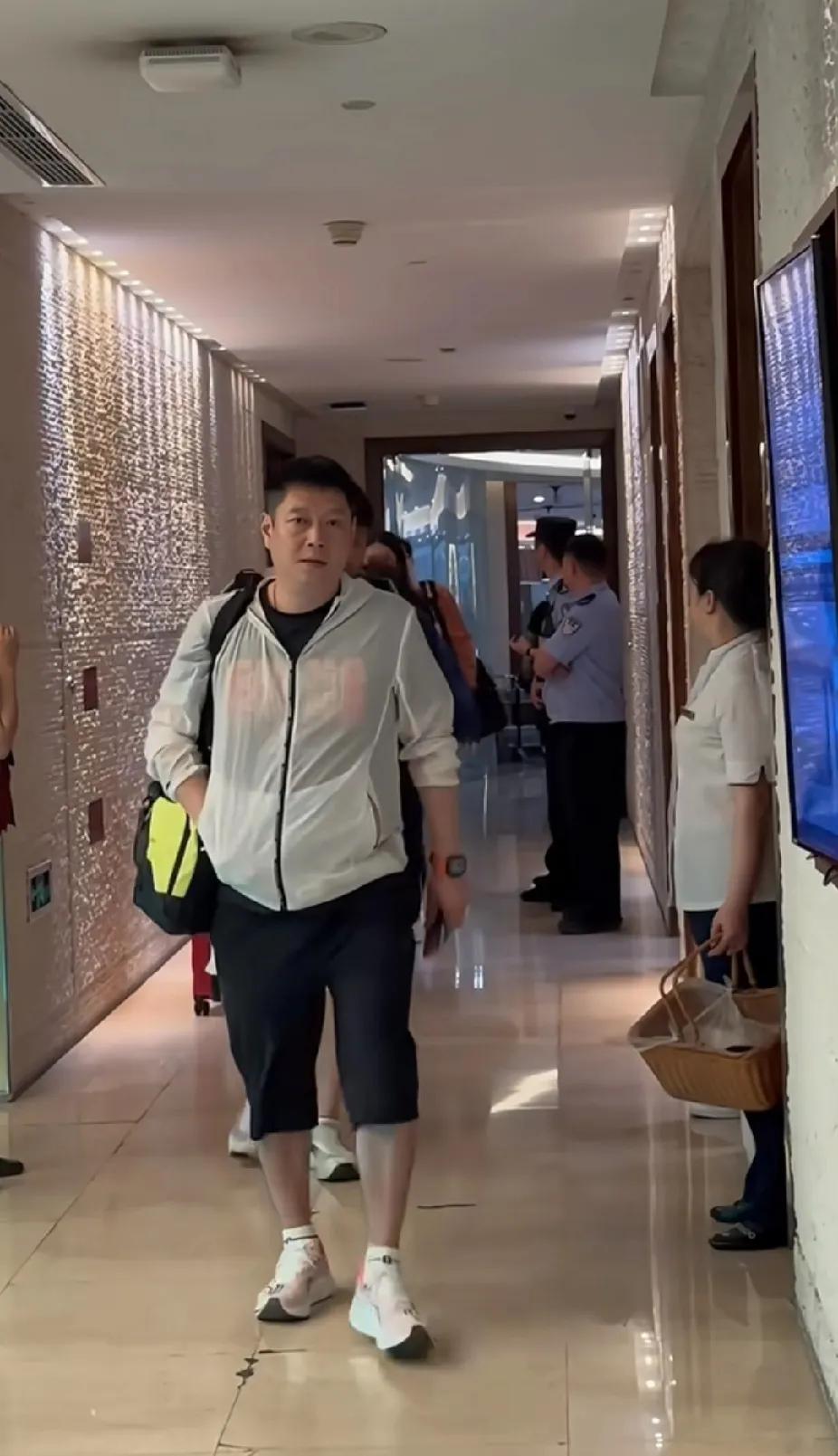 邱贻可回成都啦！
 
在机场偶遇邱贻可，他还是那身熟悉的休闲打扮，七分裤配上随性