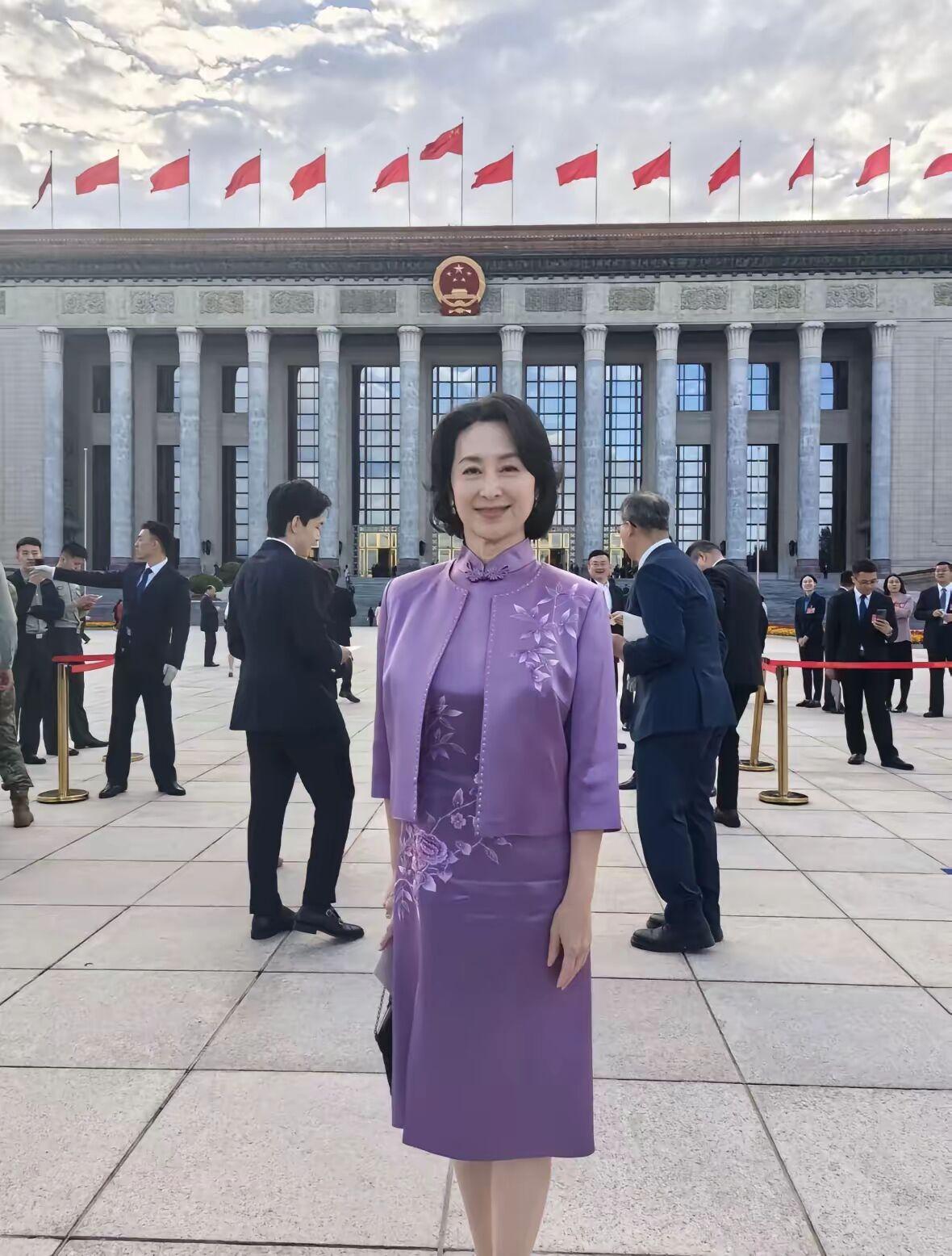 何超琼已经62岁了，看起来依然如此年轻，如此富态！

这位赌王最宠爱的女儿，早已