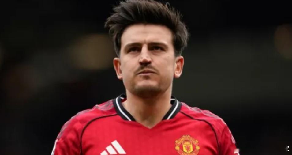 据英国媒体TheiPaper的消息，为了继续为曼联效力，马奎尔愿意将他的周薪降低