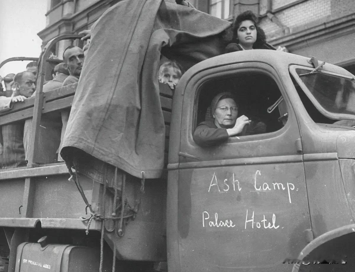 这是1945年的上海，用大卡车拉着一批又一批的犹太难民，其中有妇女、有儿童、有老