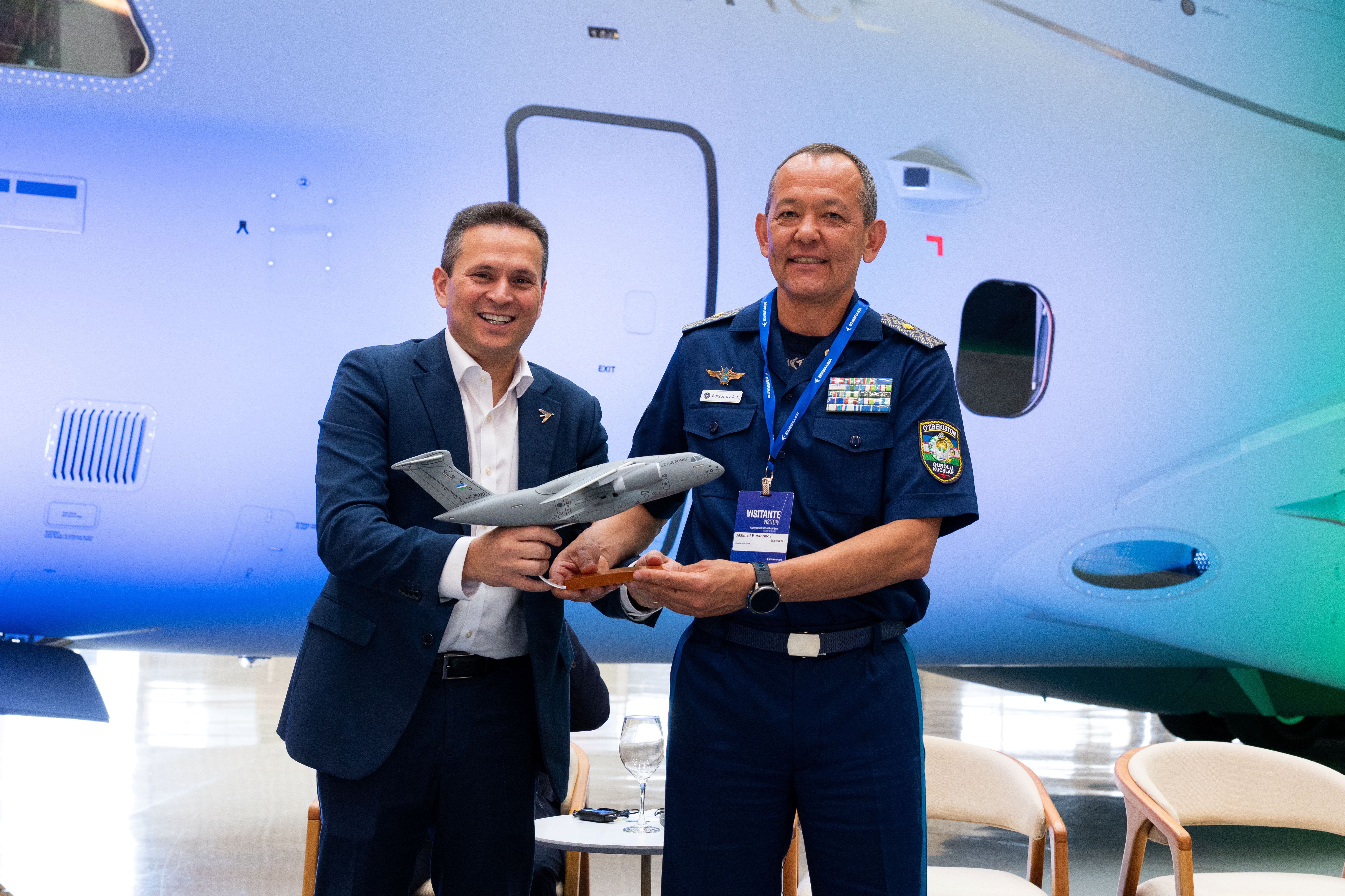 巴西航空工业公司举行仪式向乌兹别克斯坦空军正式交付首架C-390“千禧年”运输机