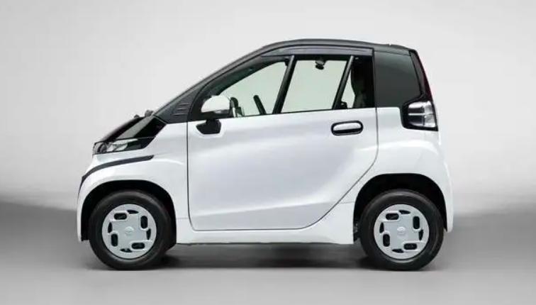 ModelX车主小王说去年国庆节跑过一次长途，差点把他累死！
每个加油站都有充电