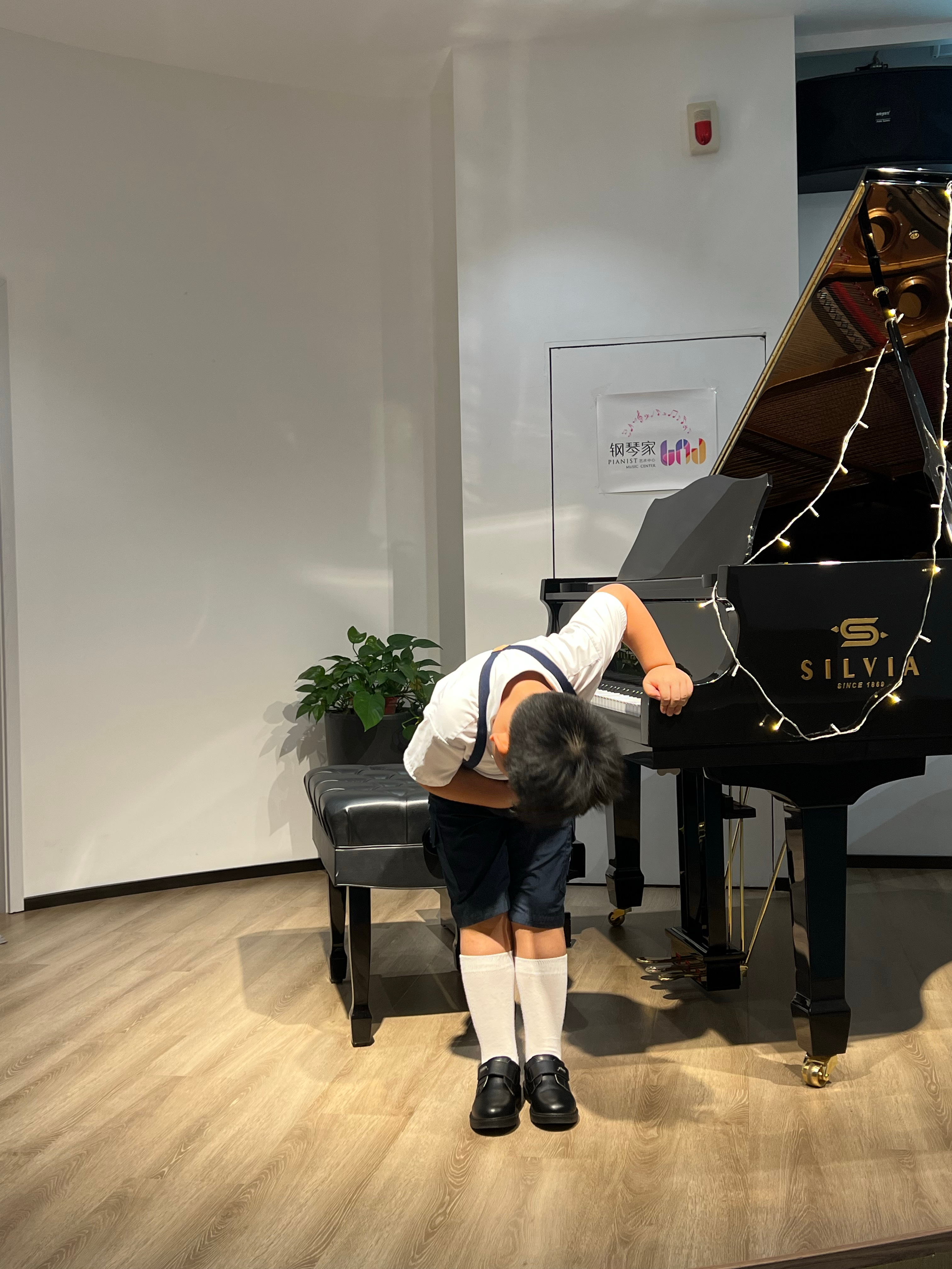 小宝昨天给我发视频说：“ 妈妈 你今天能来看我演奏吗 我学会了你最爱的卡农”今天