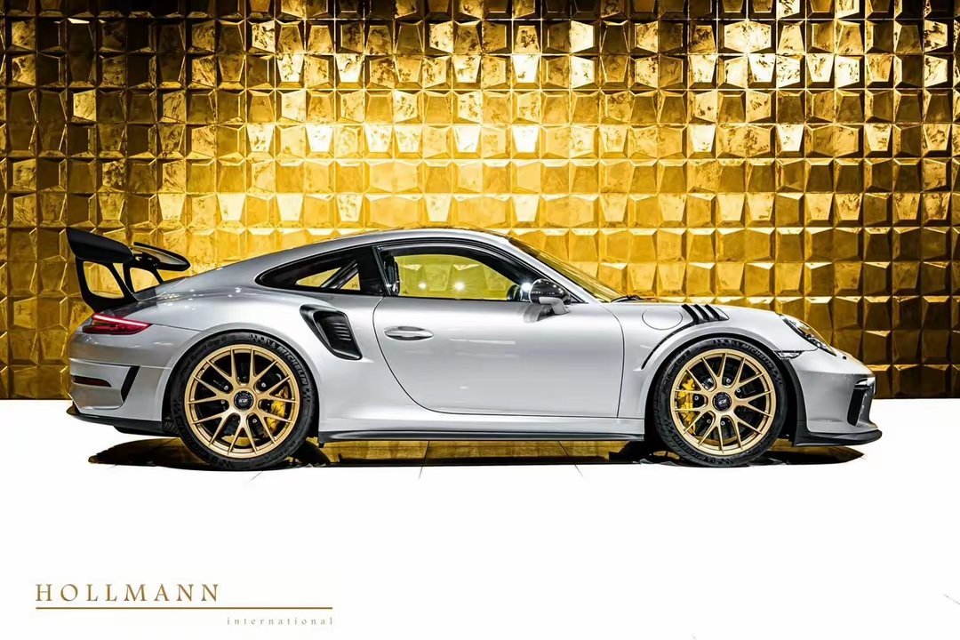 911 GT3rs• 动力性能：搭载4.0L自然吸气水平对置六缸发动机，最大功率