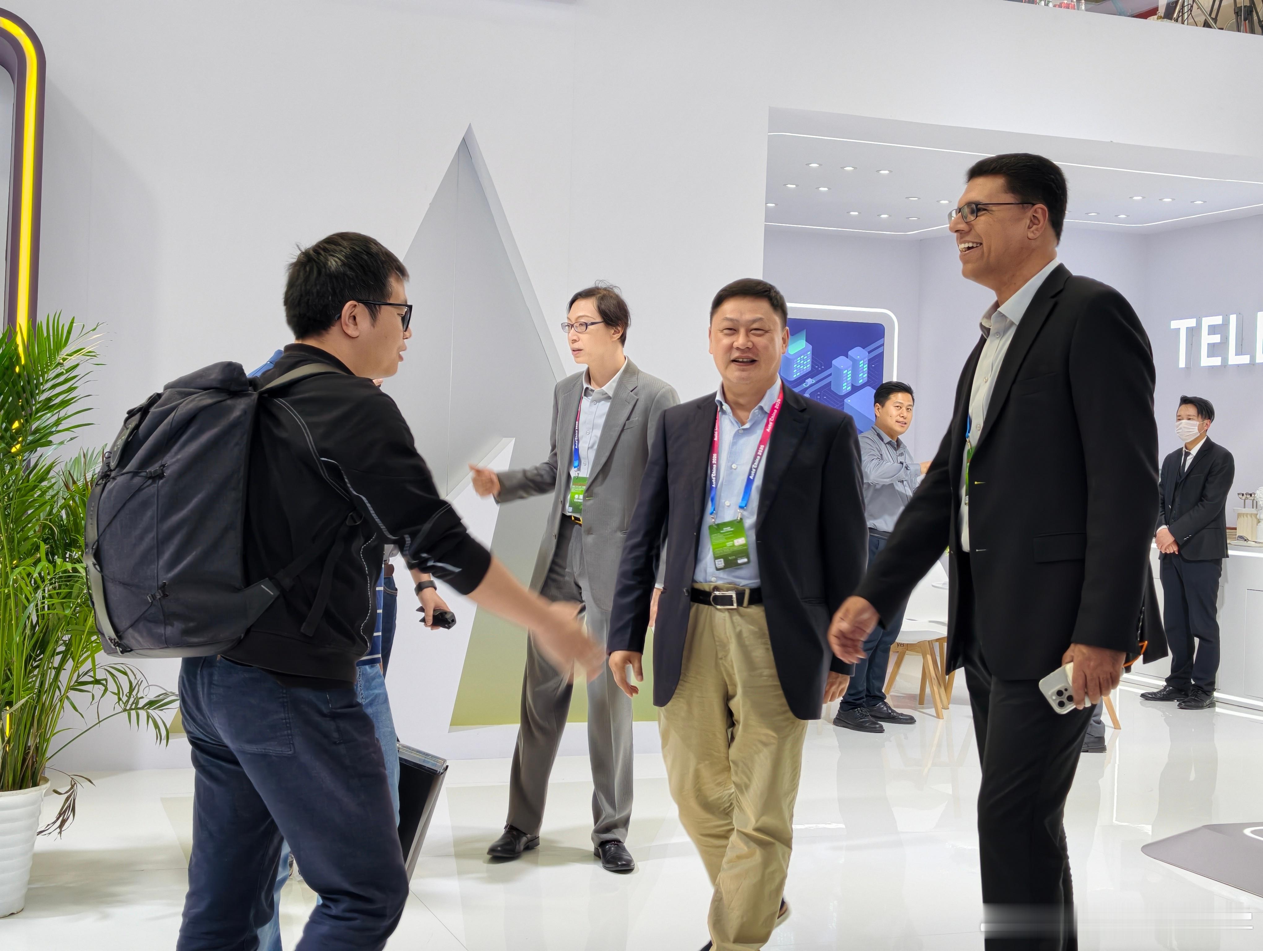 都知道中国车出海成绩越来越亮眼，可很多人不知道的是，除了车企本身以外，幕后还有一