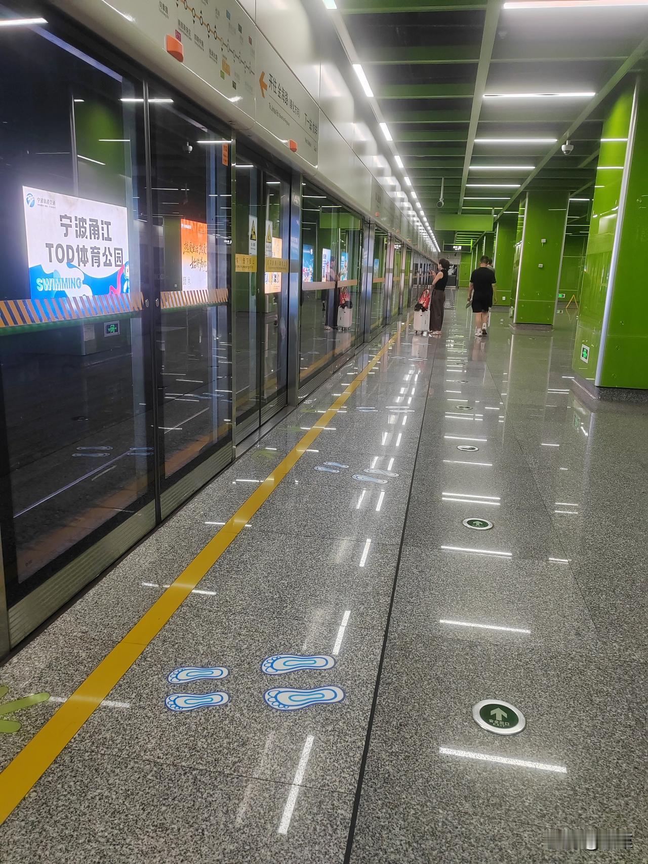 第一次坐宁波地铁。
自从有了地铁，从来没去坐过，平时都是开车打车较多。
同事提早