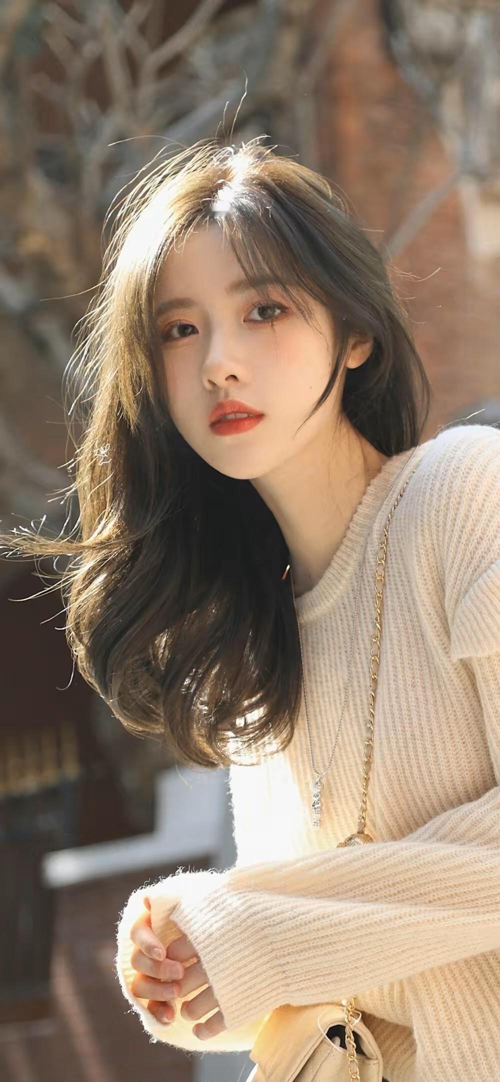 耐看女生的共性：淡颜留白、线条柔和、皮肉饱满、眼神干净、气质从容。
比起完美的五