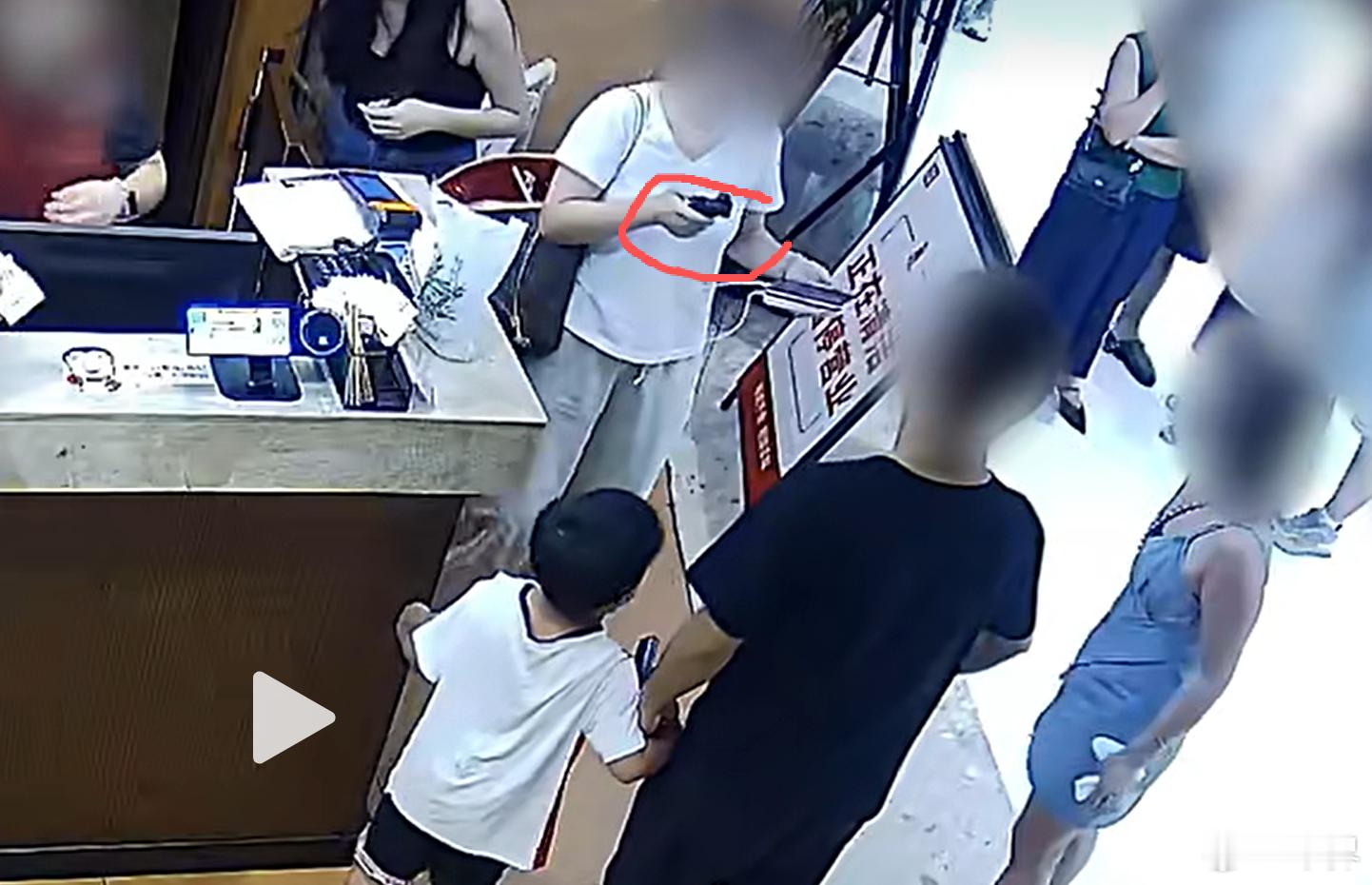 摸臀事件女子起号 拿4岁孩子炒作，这种这光禁止关注不行啊，还应该封号！ ​​​