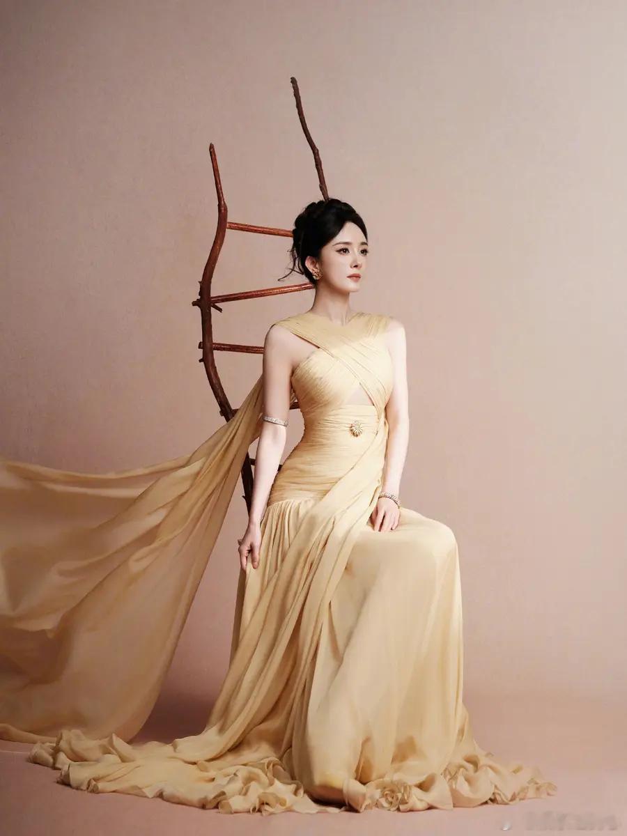 杨幂王楚然美似仙女下凡！秦岚董璇佟丽娅身材丰腴韵味十足6日，杨幂、刘晓庆、王楚然