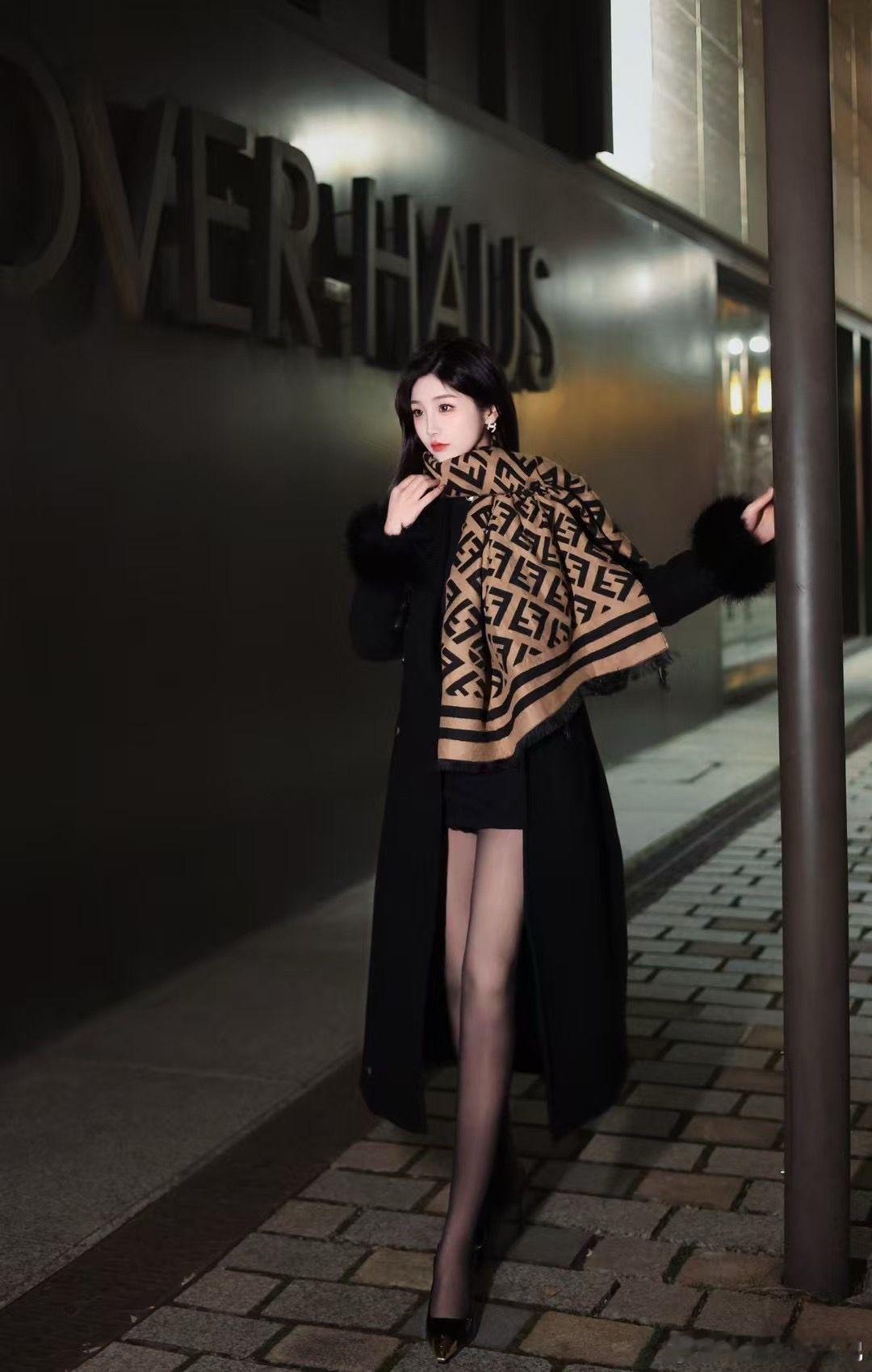 今日穿搭 天冷了，围巾保暖美女绘梦长廊