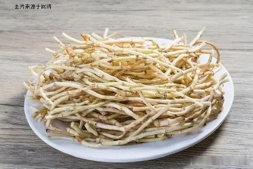 舌尖上的养生之肺病圣药鱼腥草传说金元四大家之一的名医刘完素在山上采药，突然遇到暴