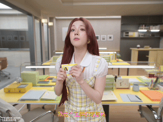 宋雨琦官宣入职乐事 宋雨琦的吃货本色上线！入职就领到超大一箱福利，边吃边笑根本停