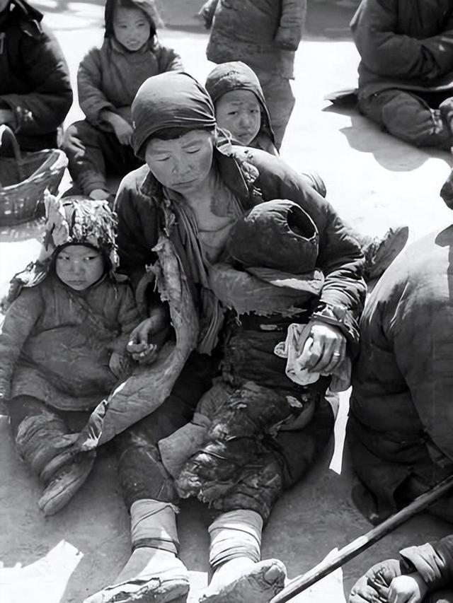 晚清风雨飘摇，镜头初现人间。西方摄影术悄然记录下这片土地的苦难与真实。

八国联