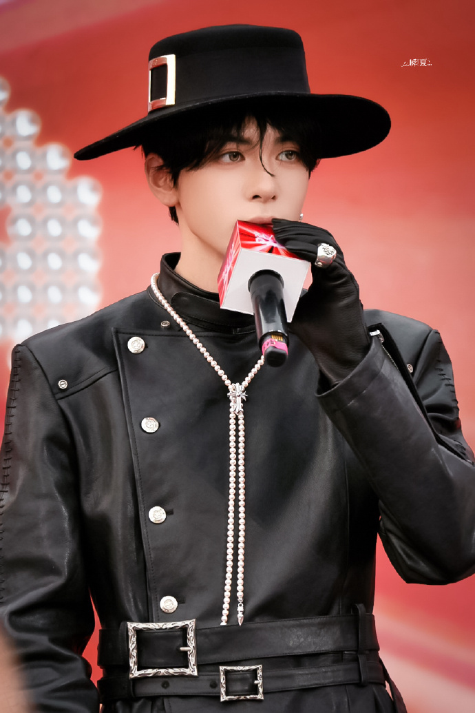 曾舜晞撕漫男既视感 这才是真正的撕漫男照进现实 曾舜晞芭莎红毯全黑造型 立领皮衣