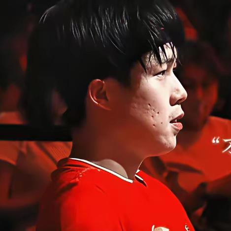 国乒“五虎”评价孙颖莎：

1，马龙
——国乒的“开心果”
她在哪，那就有欢乐