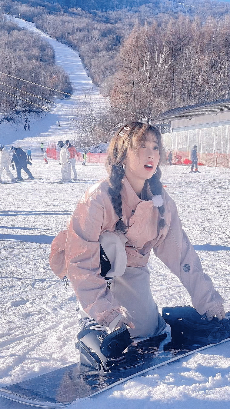 #虞书欣[超话]# 刚刚翻相册找头像 找到一组滑雪小粉猪猪🐷 ​​​