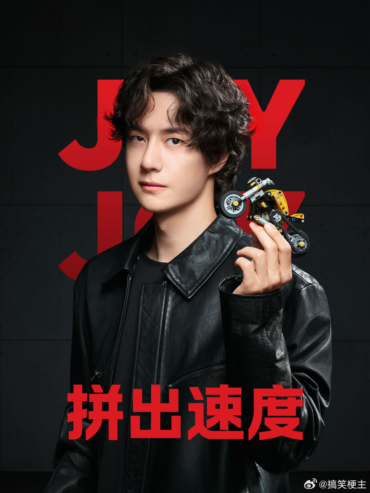 王一博把摩托捧在手心 TVC里这一幕感染力很强，低头看着手中的乐高摩托，神情专注