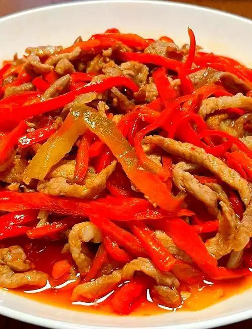 湖南人爱吃辣椒炒肉这道菜，湘菜馆费大厨甚至还自封全国小炒肉大王，用小炒肉作为餐馆
