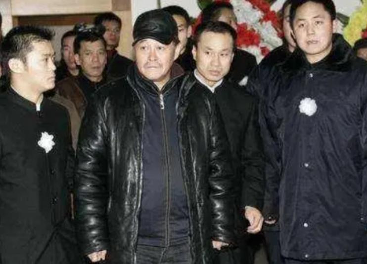 2007年，李正春不幸病逝。赵本山问50个徒弟:“你们大师兄走了，留下孤儿寡母，