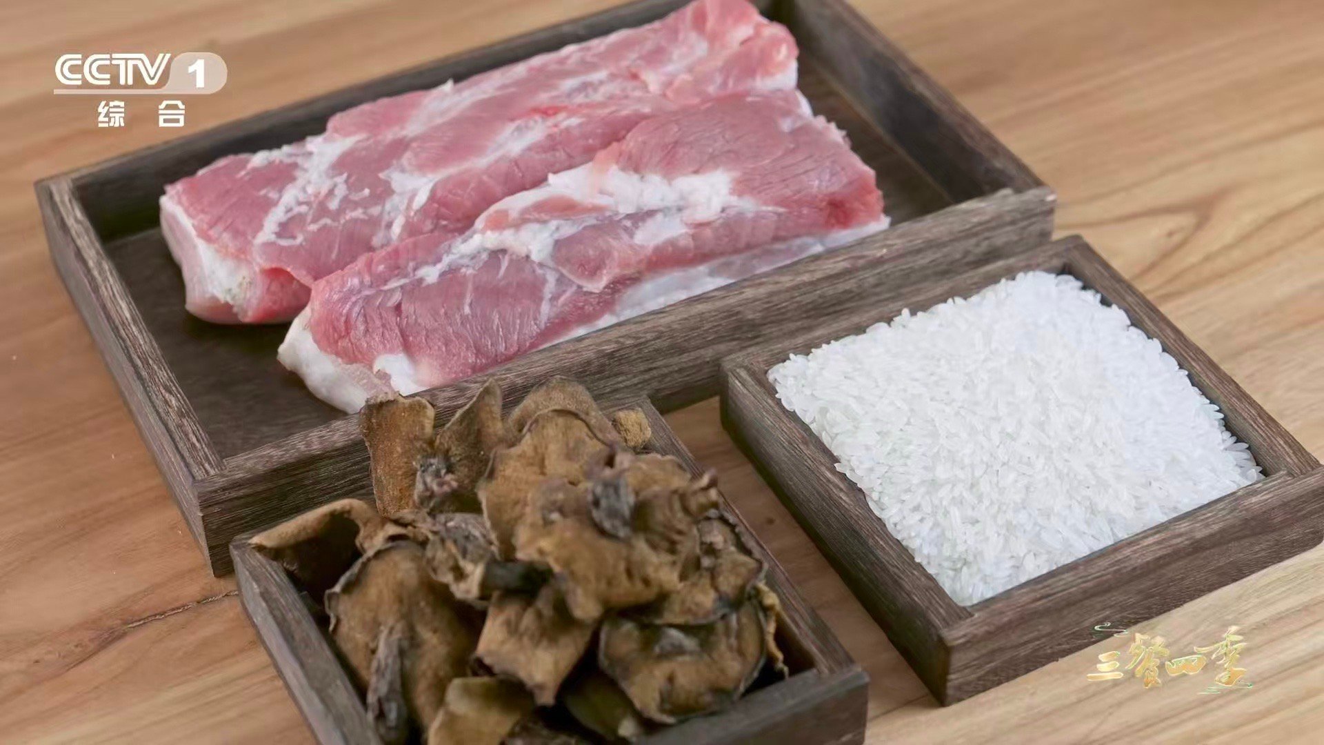 看视频看饿了系列 五花肉的香、松蘑的鲜，和米饭焖煮后完美融合，油润入味，隔着屏幕